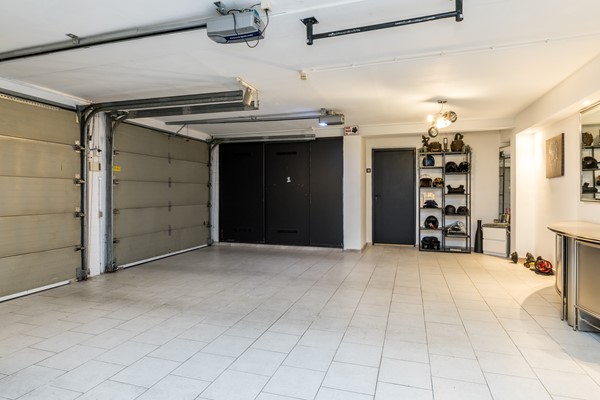 Foto - Te koop: Op een schitterende en rustige locatie in de geliefde villawijk "Moltbos" staat deze stijlvolle, vrijstaande villa met een uitzonderlijk royaal woonoppervlak.